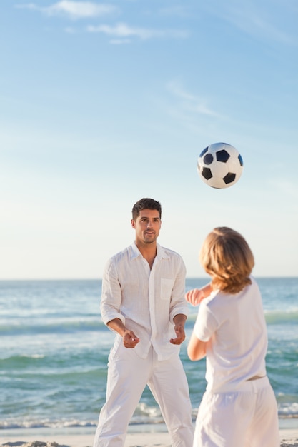 Padre giocando con suo figlio sulla spiaggia