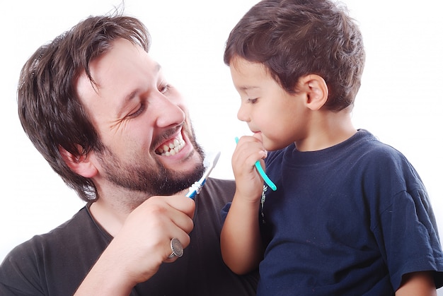 Padre insegnando a suo figlio come pulire i denti