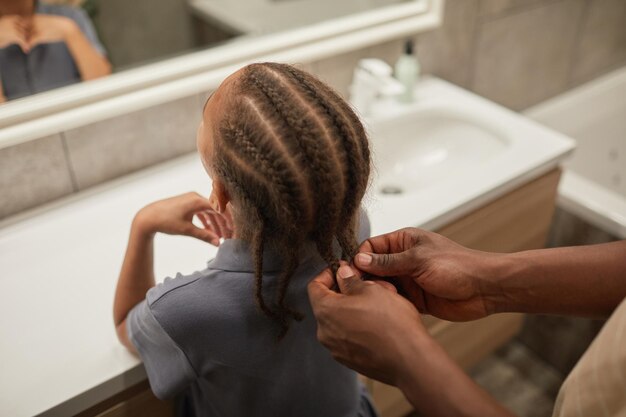 Padre intrecciare i capelli