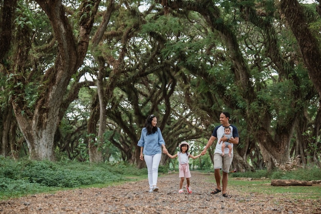 Padre, madre e due figli che camminano insieme