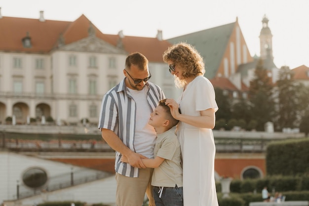 Padre, madre e figlio si divertono in una vecchia città europea Famiglia felice