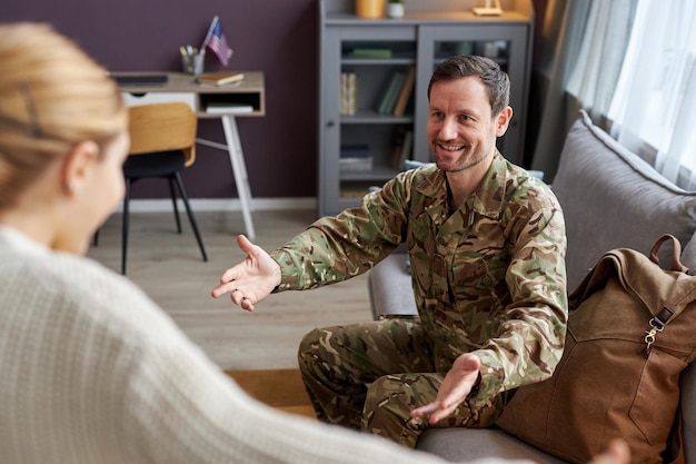 Padre militare sorridente che torna a casa e figlia che corre da lui