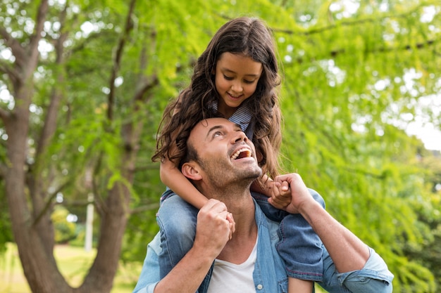 Padre portando la figlia sulle spalle