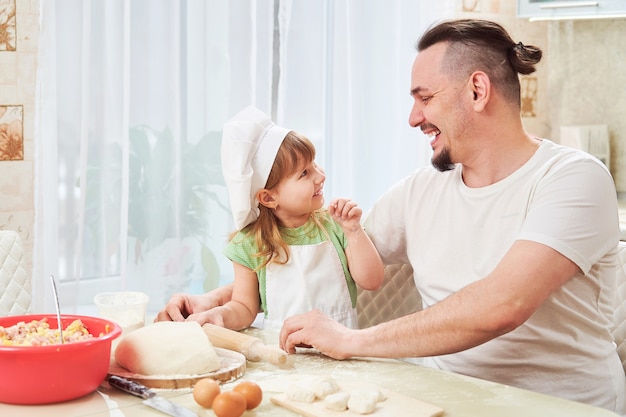 Padre prepara il cibo con mia figlia