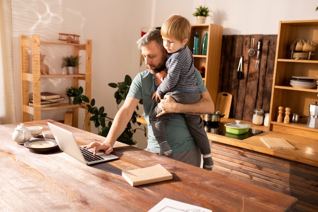 Padre single che lavora a casa