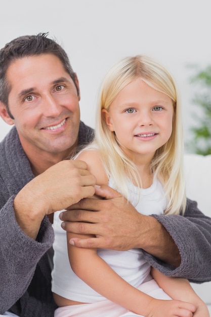 Padre sorridente che abbraccia sua figlia