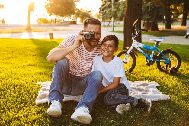 Padre sorridente e suo figlio che si divertono insieme