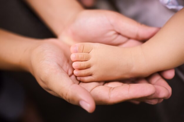 Padre tenendo i piedi di suo figlio