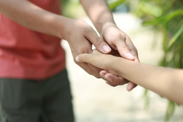 Padre tenere la mano del bambino con amore