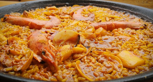 Paella con molto cibo sopra