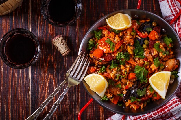 Paella con pollo servita in padella tradizionale