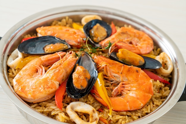 Paella di mare con gamberi, vongole, cozze su riso allo zafferano - stile spagnolo