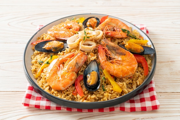 Paella di mare con gamberi, vongole, cozze su riso allo zafferano - stile spagnolo