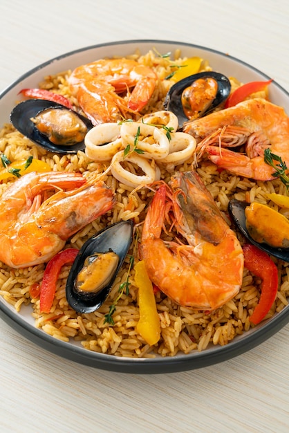 Paella di mare con gamberi, vongole, cozze su riso allo zafferano - stile spagnolo