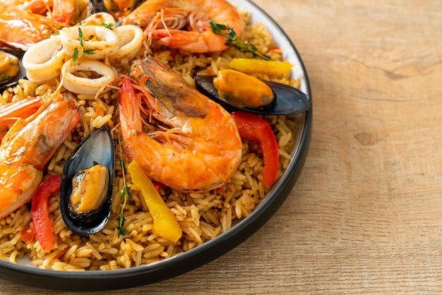 Paella di mare con gamberi, vongole, cozze su riso allo zafferano - stile spagnolo