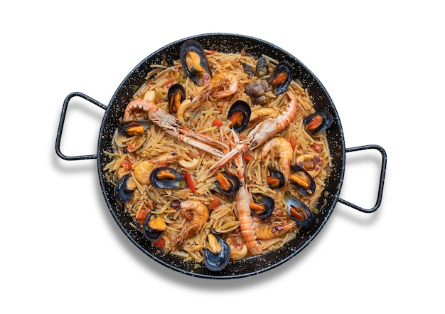 Paella di pasta di pesce, cucina spagnola isolato su sfondo bianco, vista dall'alto