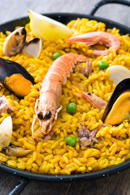 Paella di pesce spagnola tradizionale