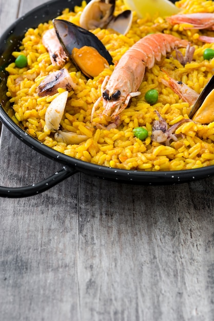 Paella di pesce spagnola tradizionale