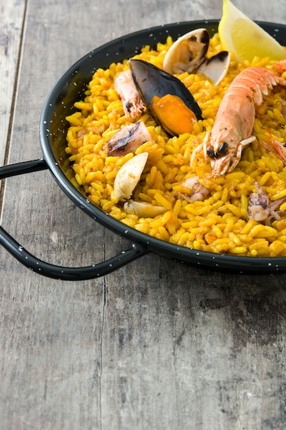 Paella di pesce spagnola tradizionale