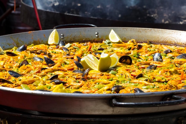 paella in una fiera medievale in una città di Toledo, Spagna