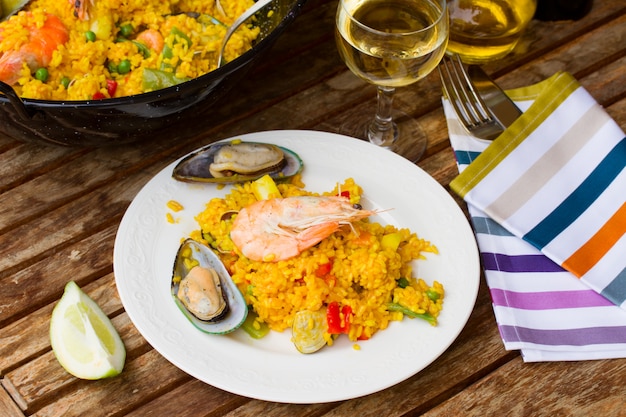 Paella servita nel piatto