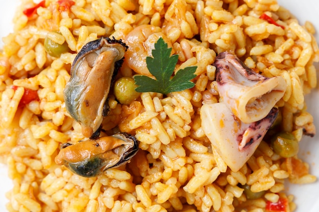 Paella spagnola di pesce e verdure