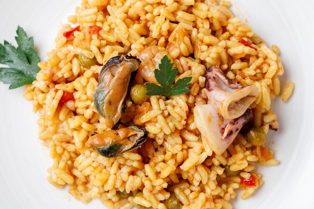 Paella spagnola di pesce e verdure