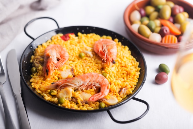 Paella spagnola tradizionale con frutti di mare. Preparato in padella tradizionale