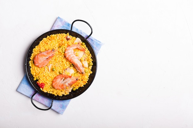 Paella spagnola tradizionale con frutti di mare. Preparato in padella tradizionale