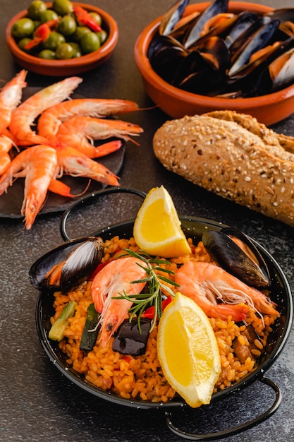 Paella spagnola tradizionale con frutti di mare