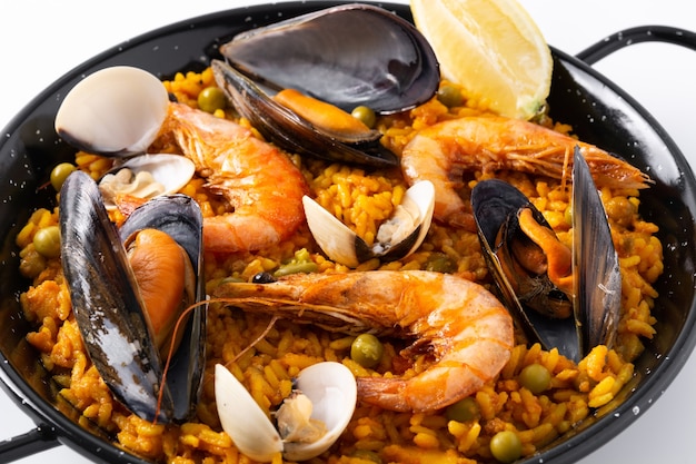 Paella spagnola tradizionale dei frutti di mare isolata su fondo bianco