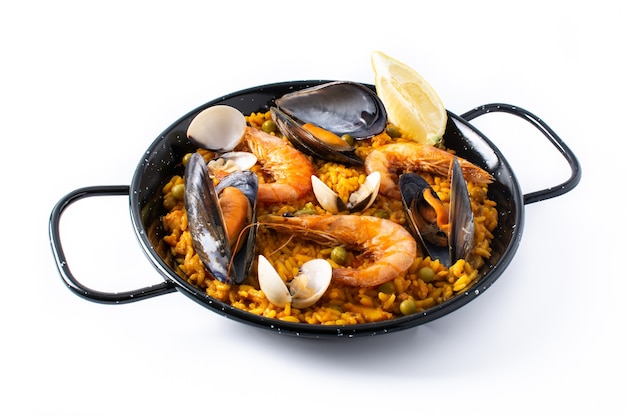 Paella spagnola tradizionale dei frutti di mare isolata su fondo bianco