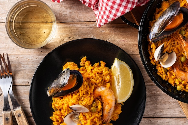 Paella spagnola tradizionale dei frutti di mare sulla tavola di legno