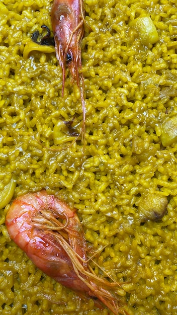 paella valenciana. Riso alla valenciana con gamberi. Cibo spagnolo fatto in casa. Cibo mediterraneo