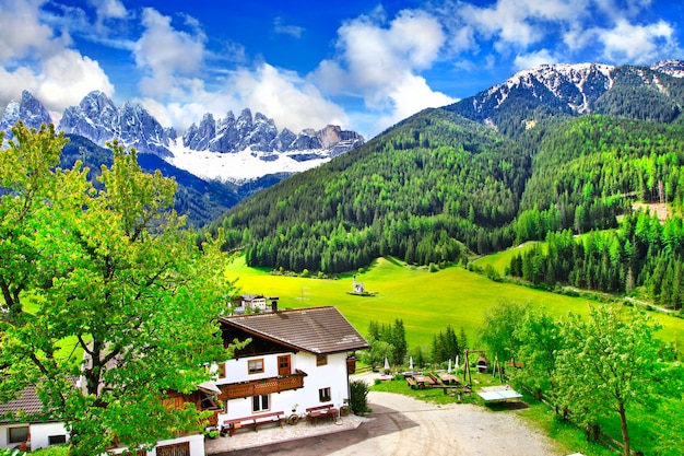 Paesaggi alpini, montagne e paesi dolomitici, Val di funes. nord Italia