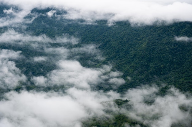 Paesaggi bella montagna e drammatica Nebbia sulle montagne in Thailandia Paesaggio invernale