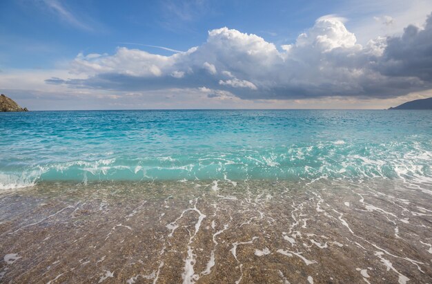 Paesaggi del mare in una giornata di sole