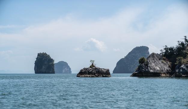 Paesaggi del Parco Nazionale di Phang Nga, isola di roccia Thailandia.