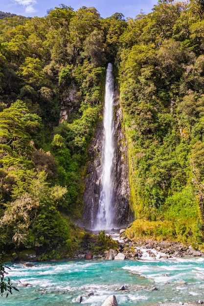 Paesaggi dell'Isola del Sud Piccola alta cascata nel verde della Nuova Zelanda