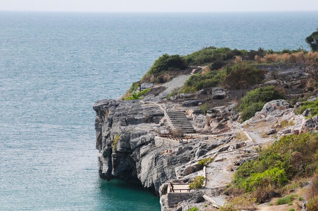 Paesaggi dell&#39;isola e del mare di Ko Sichang nella provincia di Chonburi.