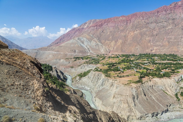 Paesaggi delle montagne Hindukush. Catene montuose, gole, fiumi, valli, villaggi. Pakistan