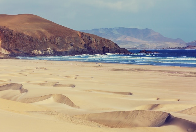 Paesaggi deserti della costa nell'Oceano Pacifico, Perù, Sud America