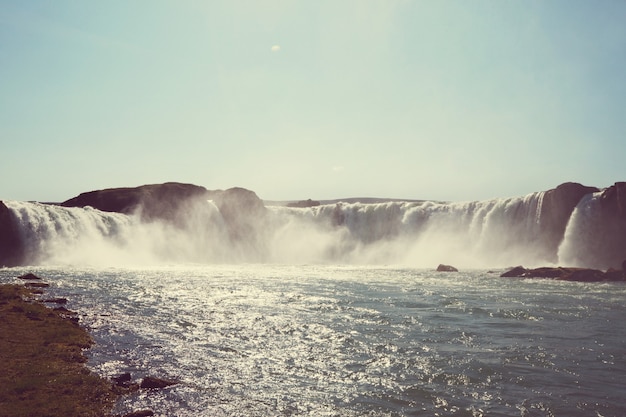 Paesaggi drammatici islandesi con cascata