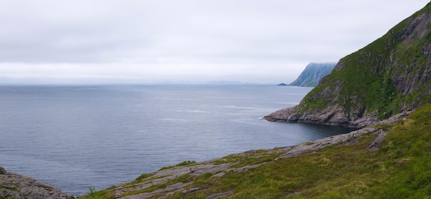 Paesaggi marini nuvolosi della Norvegia settentrionale