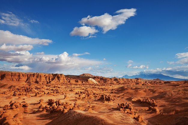 Paesaggi naturali insoliti nella Goblin Valley SP nello Utah, USA