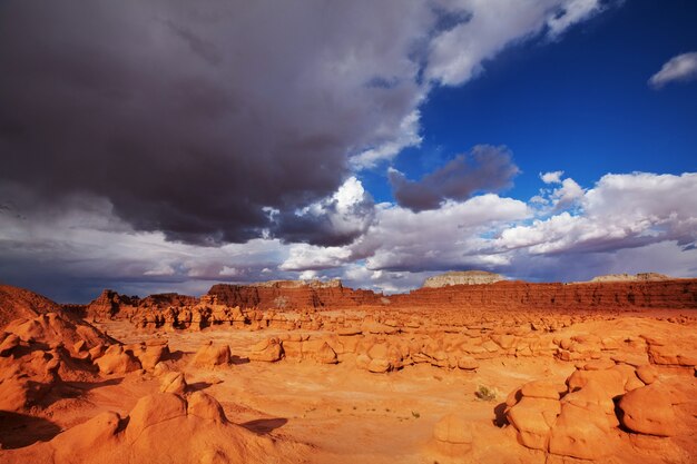 Paesaggi naturali insoliti nella Goblin Valley SP nello Utah, USA