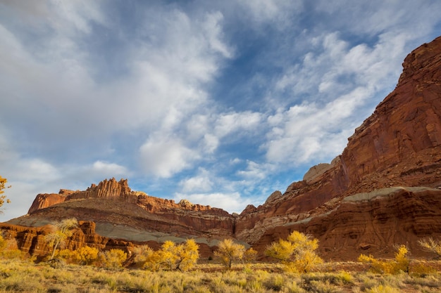 Paesaggi naturali insoliti nella stagione autunnale nel Parco nazionale di Capitol Reef nello Utah