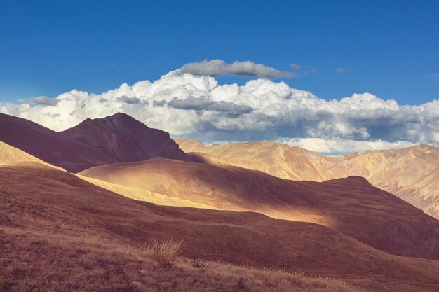 Paesaggi panoramici del nord dell'Argentina. Bellissimi paesaggi naturali stimolanti.