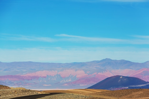 Paesaggi panoramici del nord dell'Argentina. Bellissimi paesaggi naturali stimolanti.