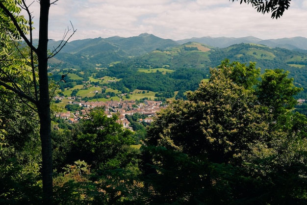 paesaggi verdi a elizondo navarra spagna